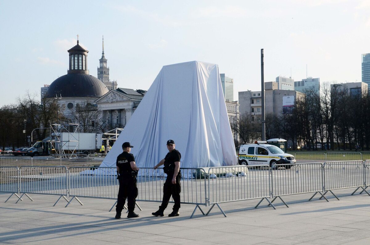 Pomnik Ofiar Katastrofy Smoleńskiej 10 kwietnia 2010 roku stanął na pl. Piłsudskiego 