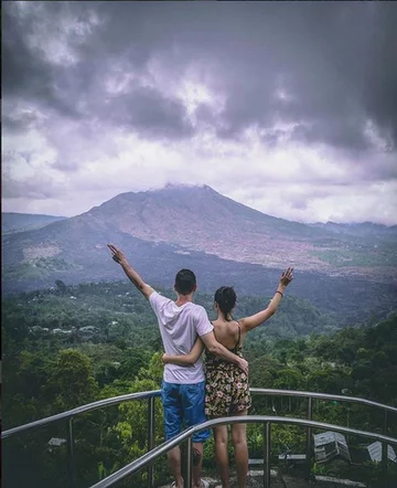 Dymiący wulkan Agung 