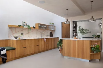 Drewniane meble do kuchni Wnętrze kuchni urządzonej drewnianymi meblami