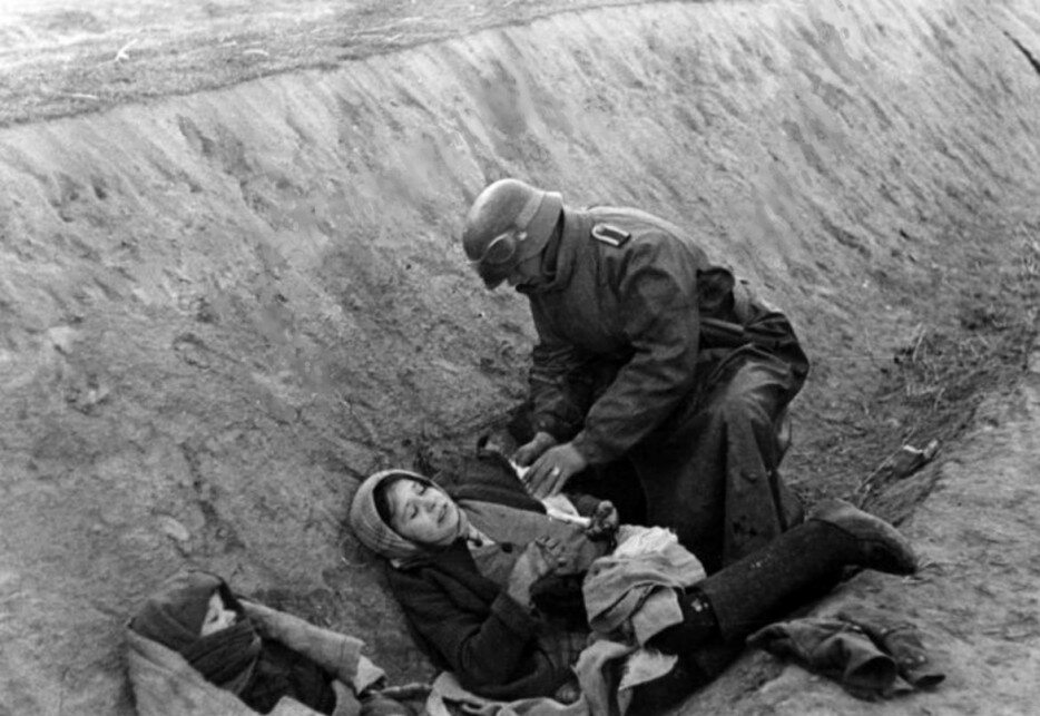 Niemiecki żołnierz karmi ranną Rosjankę (II WŚ, 1941)