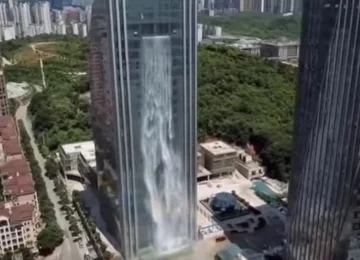 Liebian Mansion. Wieżowiec z wodospadem. Guiyang, Chiny 