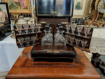 Skrzynka z zestawem do alkoholu – kieliszkami i karafkami Zestaw do alkoholu, kieliszki, bronisze, antyki