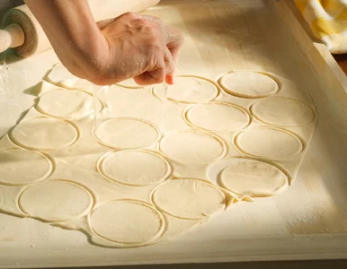 Miniatura: Wycinam krążki z ciasta i wrzucam na...