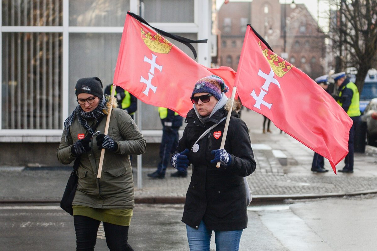 Mieszkańcy Gdańska z flagami miasta z kirem 