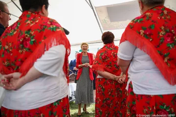 Małżonka Prezydenta odwiedziła stoiska z regionalnymi potrawami i rękodziełem 