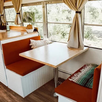 Autobus przerobiony na mieszkanie 