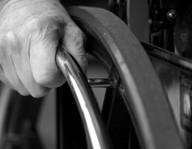 Miniatura: Mężczyzna na wózku inwalidzkim zamachowcem...