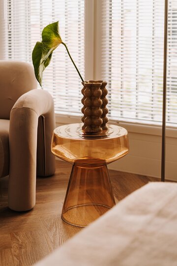 Mid-century modern w nowoczesnym wydaniu. Apartament projektu MOIE studio na Kępie Mieszczańskiej 