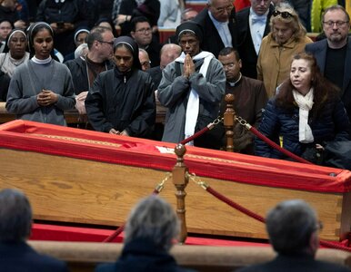 Miniatura: Specjalna tuba, worek z monetami i biały...