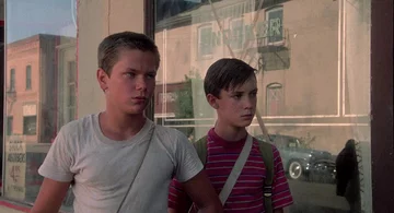 River Phoenix and Wil Wheaton w filmie „Stań przy mnie” (1986) 