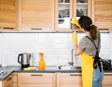 Miniatura: Moczę ściereczkę i przecieram szafki. Mole...