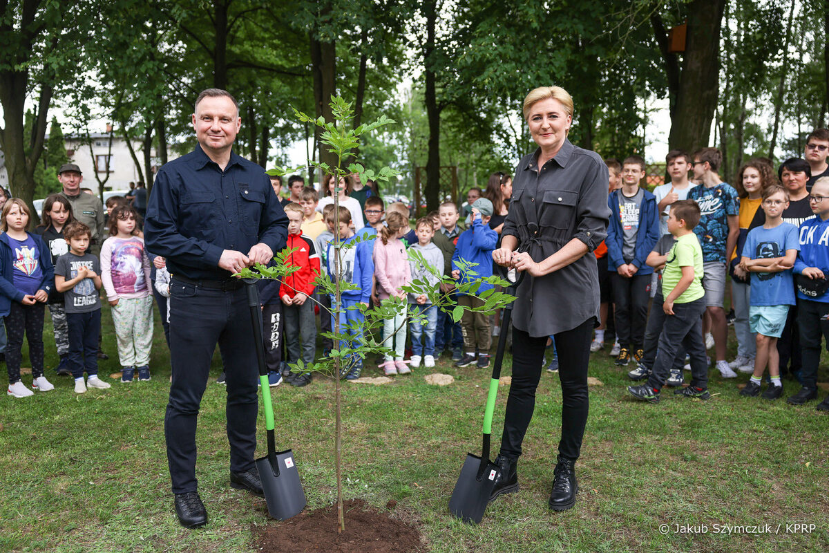 Andrzej Duda i Agata Duda podczas akcji „sadzimyMY” 