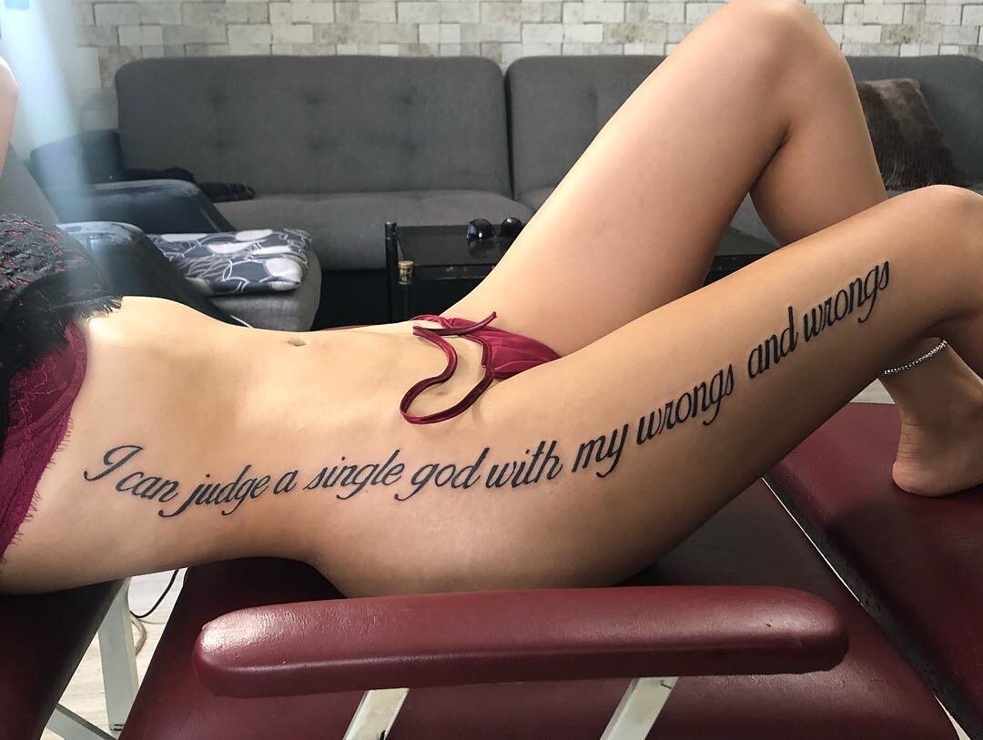 Instagramerka Naz Mila i jej pozbawiony sensu tatuaż 