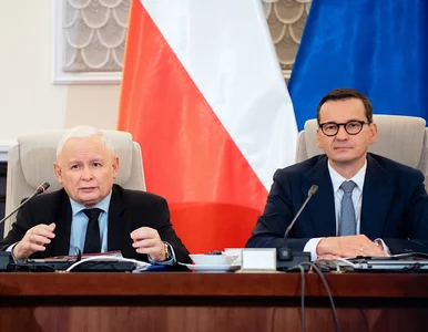 Miniatura: Jedna partia, dwie wigilie. Morawiecki...