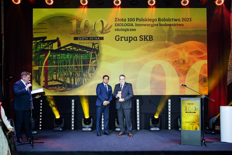 Nagrodę Markowi Ormańskiemu z SKB LDR wręczył Krzysztof Szczepaniak, redaktor wprost.pl