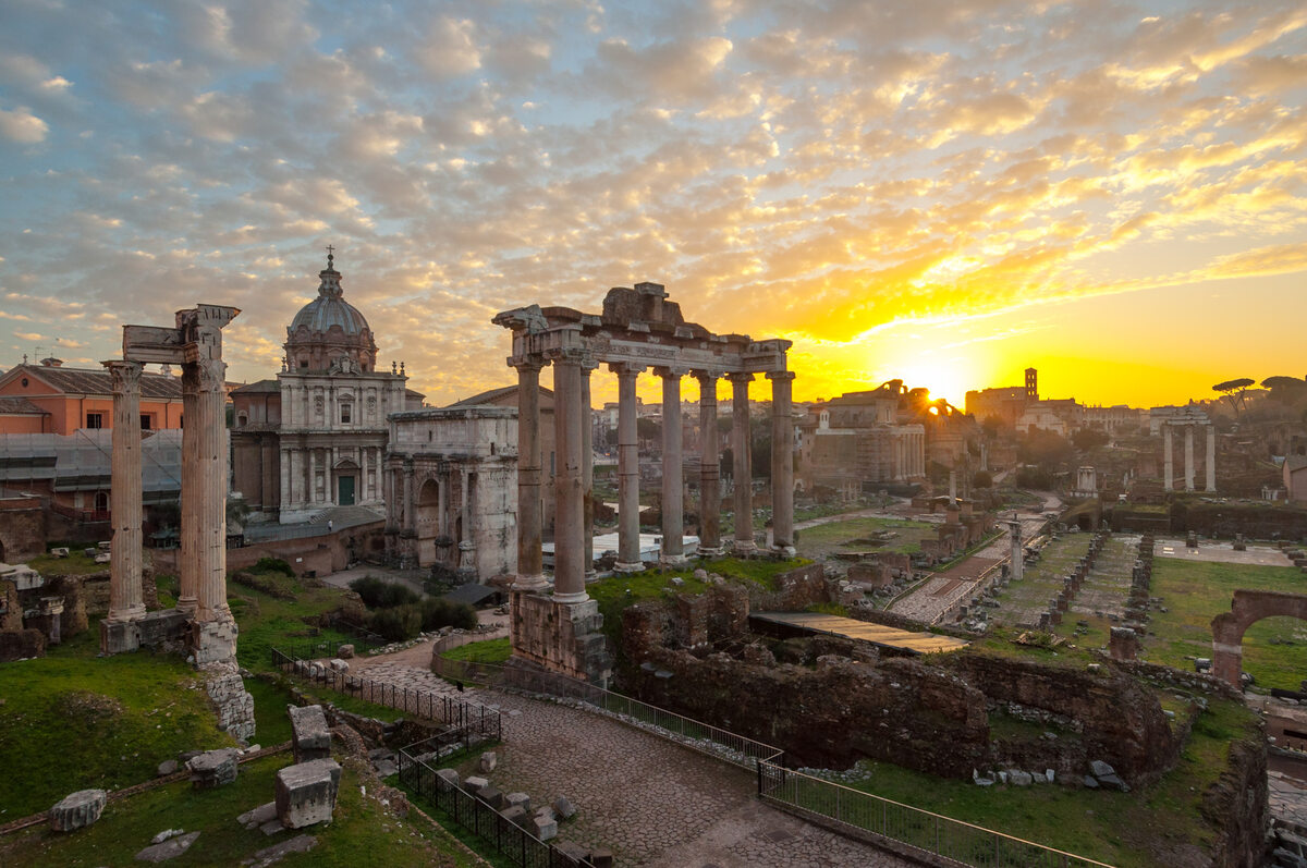 Forum Romanum (pol. &#8211; rynek rzymski), inna nazwa to Forum Magnum &#8211; najstarszy plac miejski w Rzymie, otoczony sześcioma z siedmiu wzgórz: Kapitolem, Palatynem, Celiusem, Eskwilinem, Wiminałem i Kwirynałem. Główny polityczny, religijny i towarz