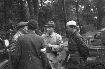 Przed godziną „W". Narada dowódców batalionu „Pięść" na cmentarzu ewangelickim 1 sierpnia 1944 r. Od lewej, z widocznymi twarzami: Alfons Kotowski „Okoń", Kazimierz Iranek-Osmecki „Makary" i Stanisław Jankowski „Agaton" 