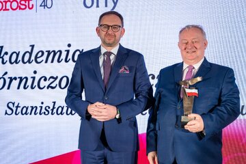 prof. Rafał Wiśniowski (z prawej) oraz&nbsp;wręczający nagrodę Robert Jakubik, Dyrektor Departamentu Komunikacji i&nbsp;Promocji Funduszy Europejskich, Ministerstwo Funduszy i&nbsp;Polityki Regionalnej