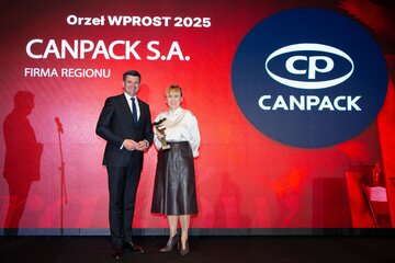 Marta Kopcik, oraz&nbsp;wręczający nagrodę Łukasz Sm&oacute;łka, marszałek woj. małopolskiego