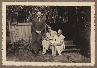 Józefów 1943 (od lewej; brat Jerzy Zawistowski, matka Leonarda Zawistowska z d. May, Hanna Zawistowska)