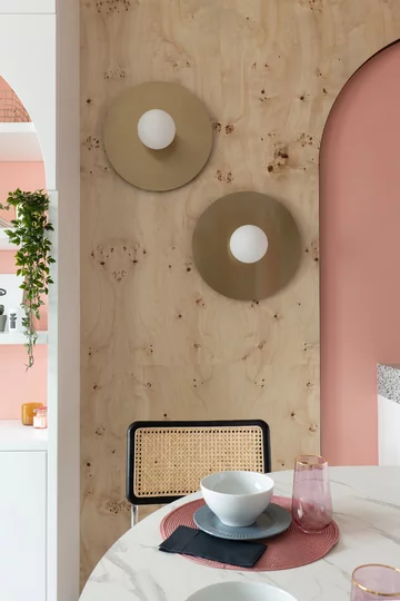 Różowe mieszkanie z miejscem do pracy, projekt KODO KODO, różowe, małe, mieszkanie