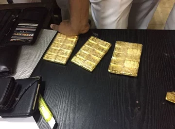 Sztabki złota przemycane przez Polaka 