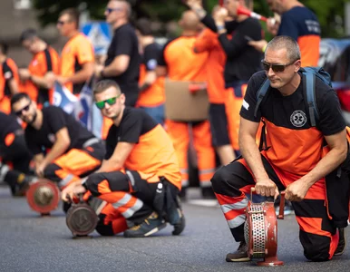 Miniatura: Ratownicy medyczni wyszli na ulicę. „Rząd...