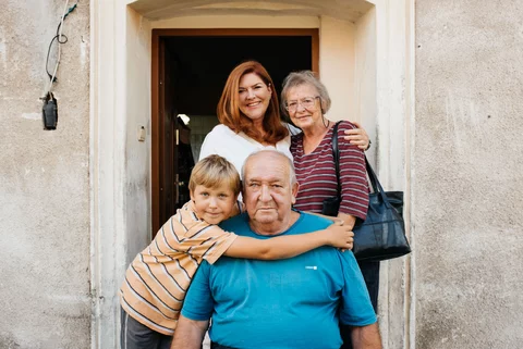 Katarzyna Dowbor i uczestnicy programu „Nasz nowy dom” – pani Jadwiga i pan Krzysztof 8-letnim wnuczkiem Wiktorem