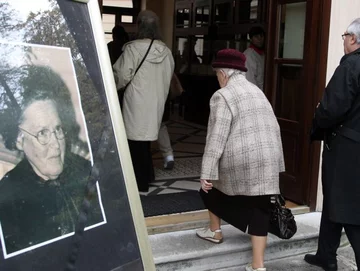 Mieszkańcy Żywca wchodzą do Pałacu Habsburgów, gdzie w sali lustrzanej została wystawiona trumna z ciałem księżnej Marii Krystyny Habsburg (fot. PAP/Grzegorz Momot)