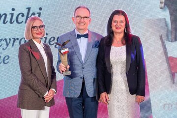 Grzegorz Bosy (pośrodku), Iwona Charkiewicz (z prawej) oraz&nbsp;wręczająca nagrodę Marzena Zielińska, prezes Capital Point
