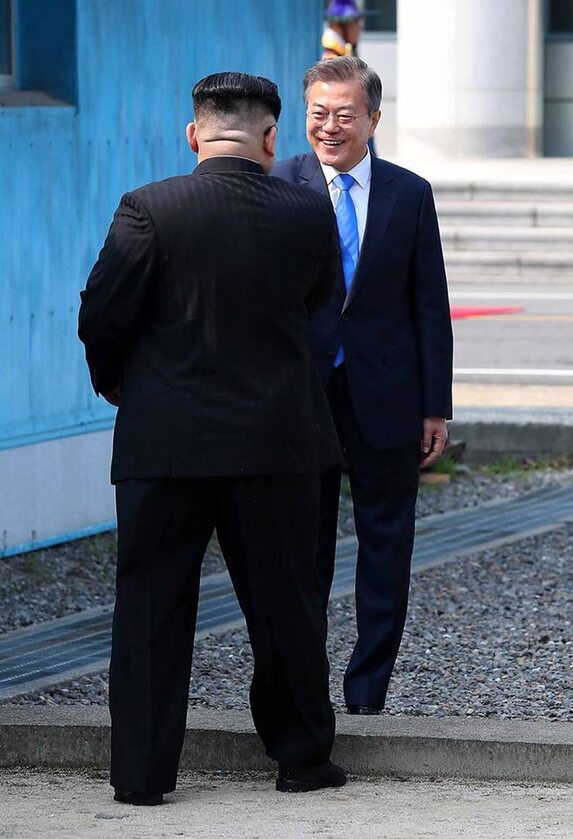 Przywódcy Korei Płd. i Płn. w strefie zdemilitaryzowanej 