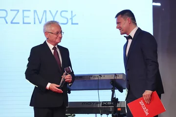 Innowatory „Wprost” 2015 Gala była zwieńczeniem V edycji rankingu najbardziej innowacyjnych polskich przedsiębiorstw prowadzonego przez tygodnik „Wprost” od 2011 r. Statuetki INNOWATORÓW trafiają do najlepszych firm w najbardziej dynamicznych sektorach gospodarki. Sektory te to: