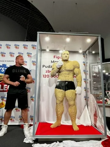 Mariusz Pudzianowski i jego figura z klocków Lego 