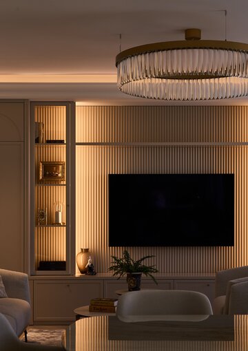Luksusowy apartament pod Gdynią zaprojektowano tak, by jego najciekawsze detale odkrywać stopniowo. Projekt przygotowali Magdalena i Marcin Konopkowie z pracowni Ministerstwo Spraw we Wnętrzach 