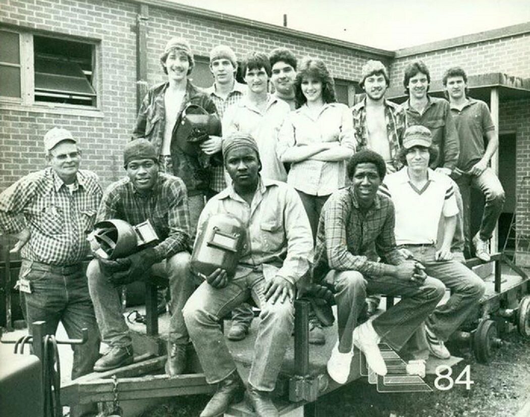 1. "Moje ulubione zdjęcie przedstawiające moją mamę. Była jedyną kobietą na zajęciach dla spawaczy w 1984 roku. Byrd High School, Shreveport, Luizjana".