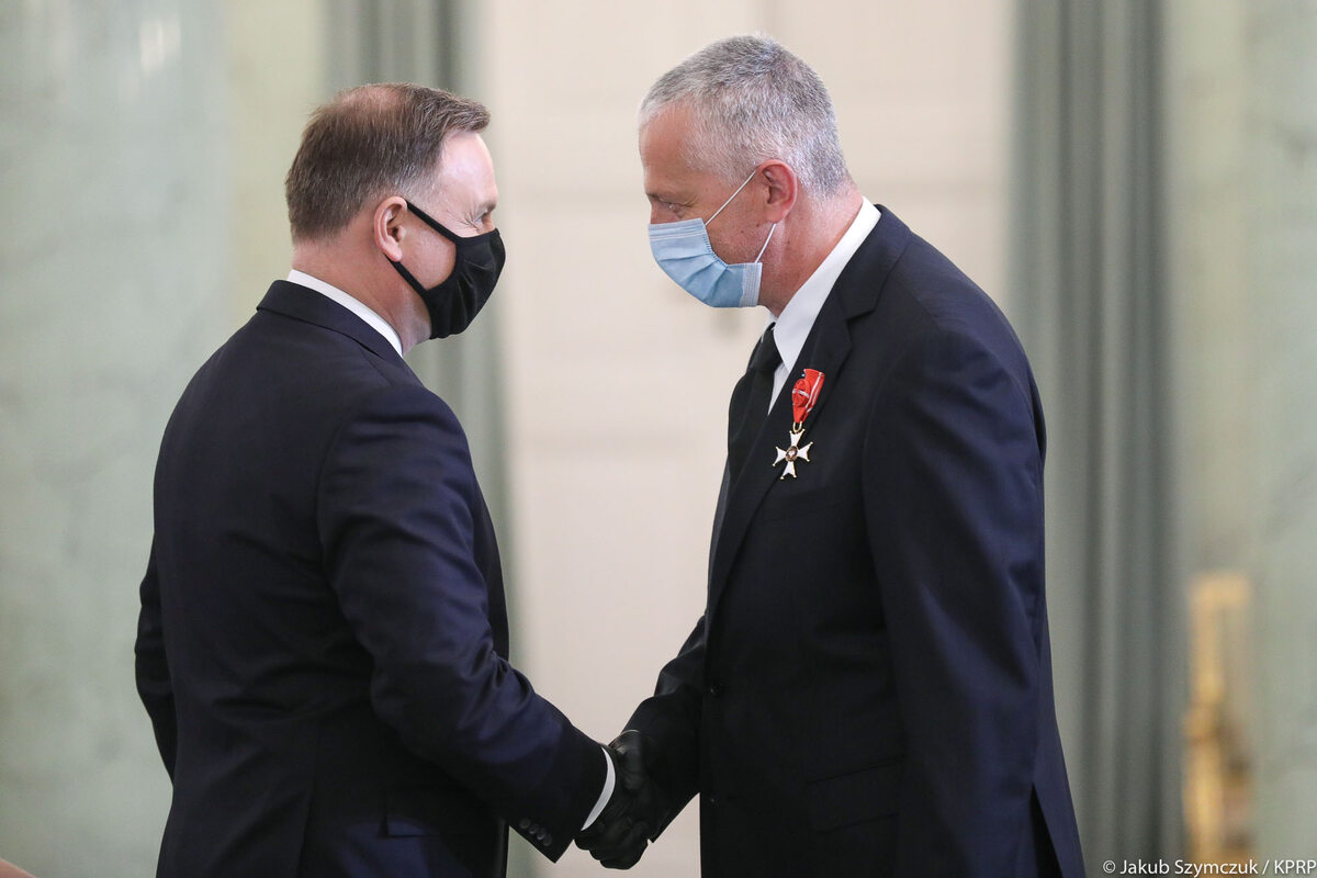 Andrzej Duda odznaczył Tomasza Świątka Krzyżem Oficerskim Orderu Odrodzenia Polski 