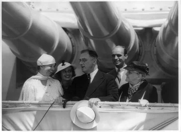 Eleanor Roosevelt,  James (Betsy Cushing) Roosevelt, Franklin D. Roosevelt, James Roosevelt, oraz matka Franklina Roosevelta, James (Sara) Roosevelta na pokładzie krążownika w 1934 roku 