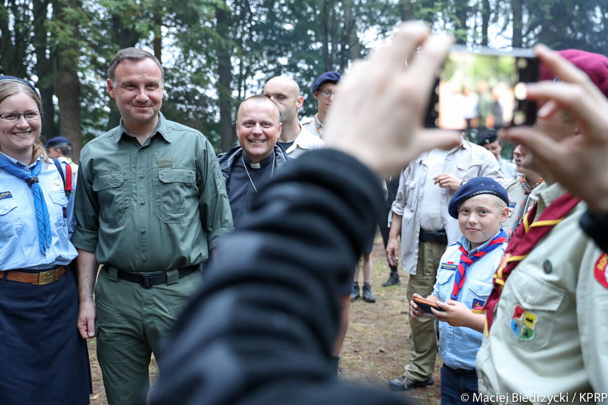 Wizyta prezydenta Andrzeja Dudy na obozie harcerskim nad jeziorem Sumino 