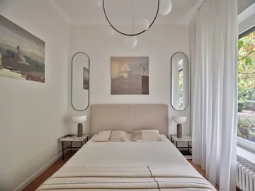 Apartament na Mokotowie zaprojektowany przez Agatę Kasprzyk-Olszewską z Loft Factory łączy codzienną funkcjonalność z francuską elegancją 