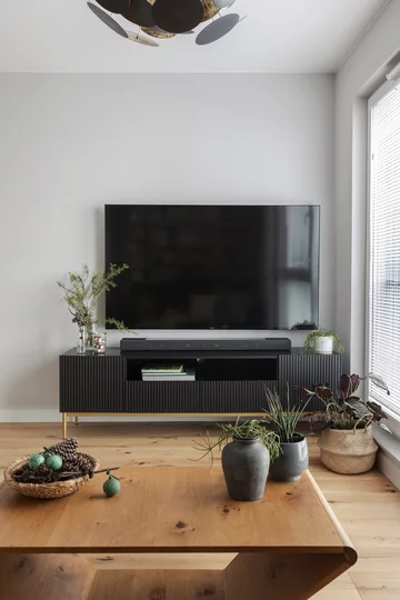 Dom z kobaltową sofą 