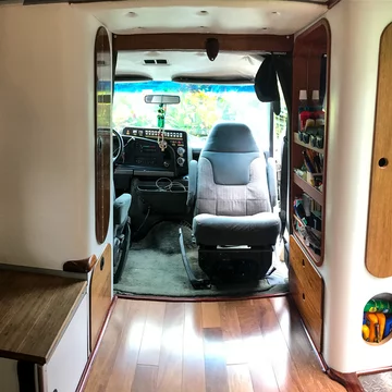 Karetka przerobiona na mieszkanie 