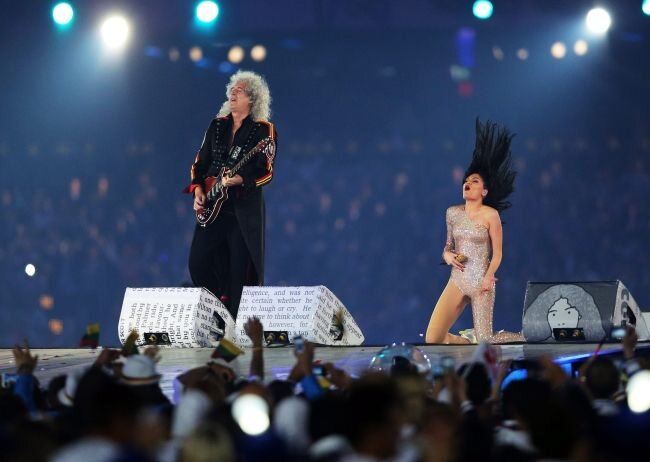 Kibicom śpiewał m.in. Brian May (fot. EPA/CHRISTIAN CHARISIUS/PAP)