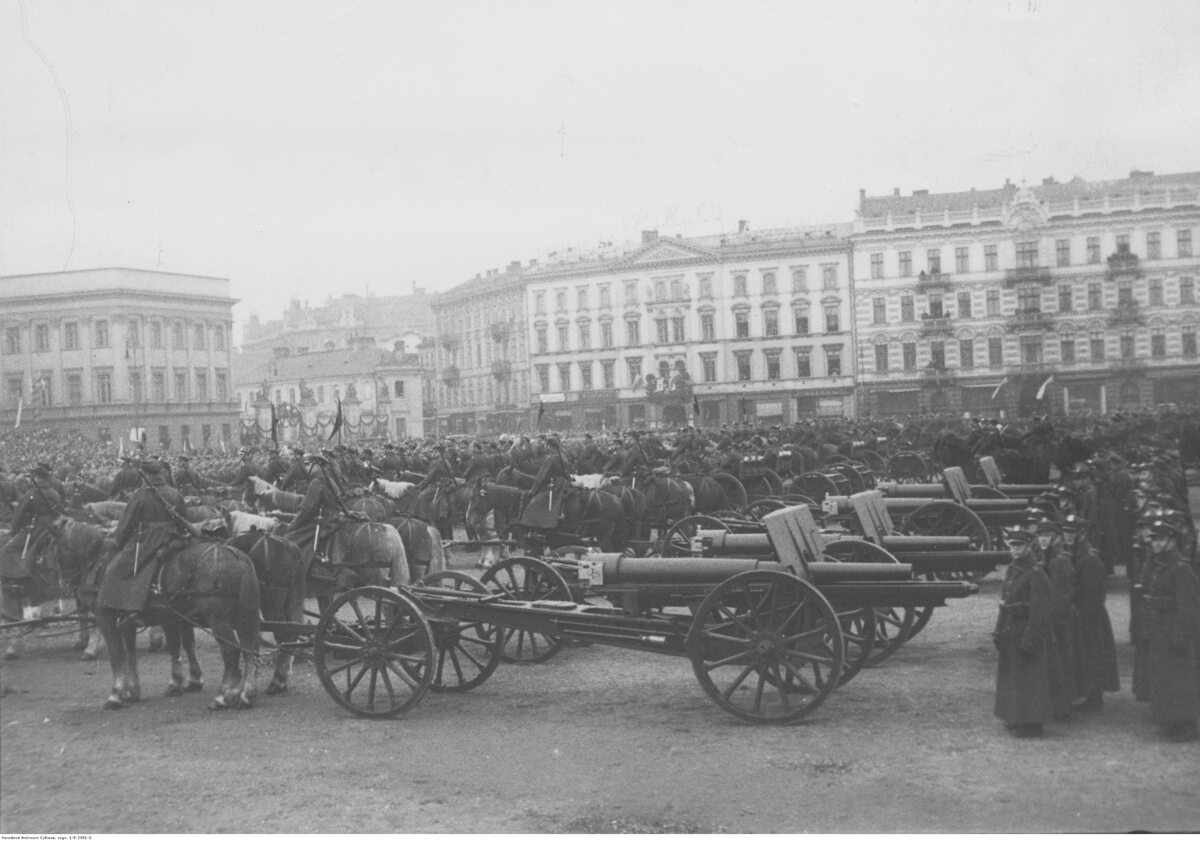 Oddziały artylerii ze 105 mm armatami dalekonośnymi w czasie obchodów Święta Niepodległości w Warszawie Obchody Święta Niepodległości w 1932 roku