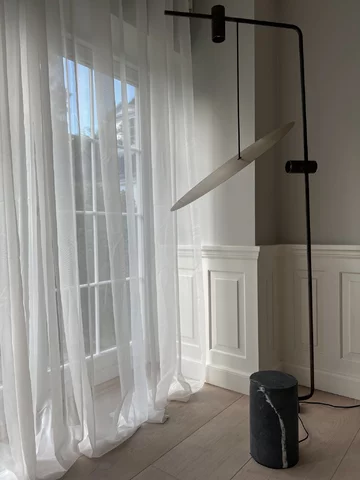 Biała boazeria angielska w nowoczesnej aranżacji z lampą Moon o oryginalnym kształcie boazeria angielska, lampa Moon, 101copenhagen