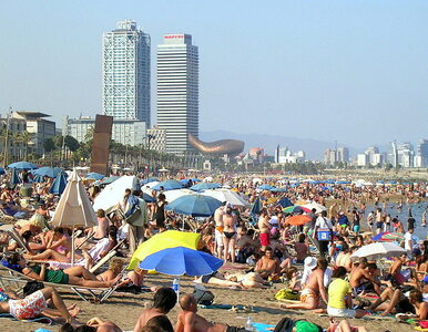 Miniatura: Tłumy na katalońskich plażach, mimo...