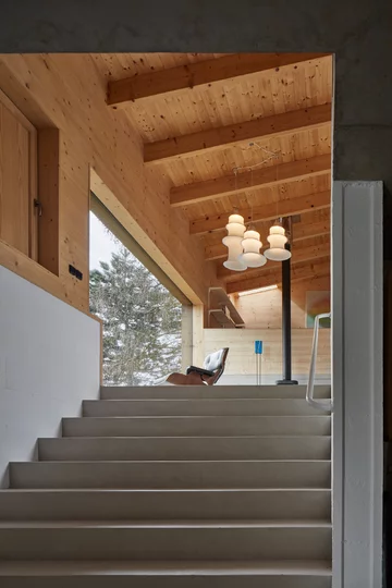 Przytulne wnętrza skryte za betonową ścianą, projekt Mjölk architekti Linka, Mjolk