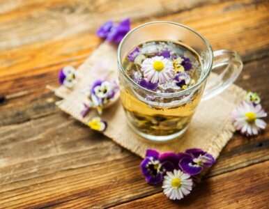 Zielona herbata z kwiatami. Jakie wiosenne kwiaty możesz wrzucić do...