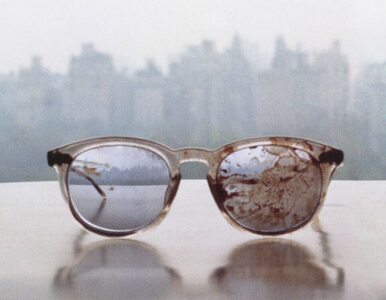 Miniatura: Zdjęcie zakrwawionych okularów Lennona w...