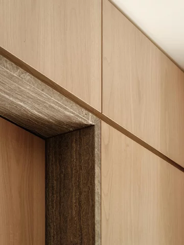 Naturalny dąb, monumentalny trawertyn i ukryte przejścia. Londyńskie mieszkanie zachwyca konsekwencją w każdym detalu, projekt NENMAR 