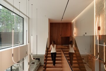 Dom pod Warszawą projektu SAAN Architects powstał jako spójna całość – od architektury bryły po wnętrza i najmniejsze detale wyposażenia 